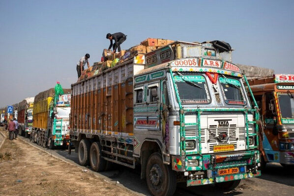 Apple laden trucks stuck on Banihal highway 091022
