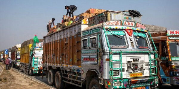 Apple laden trucks stuck on Banihal highway 091022